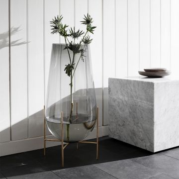 Audo Copenhagen Echasse Bodenvase Messing / Rauchfarbenes Glas